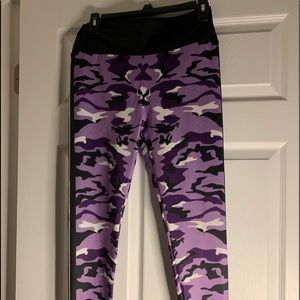 💵NWOT Woman’s purpcamo leggings 99poly10 spandex